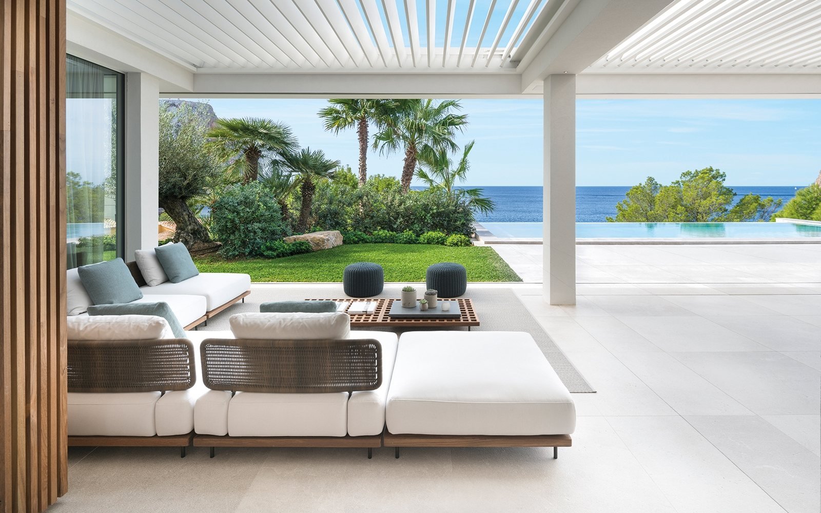 Gartenterrasse mit Meerblick in einer Villa in Puerto de Andratx, Mallorca