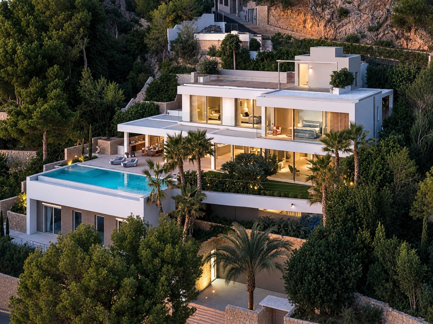 Luftaufnahme einer Luxusvilla mit Garten und Pool auf Mallorca