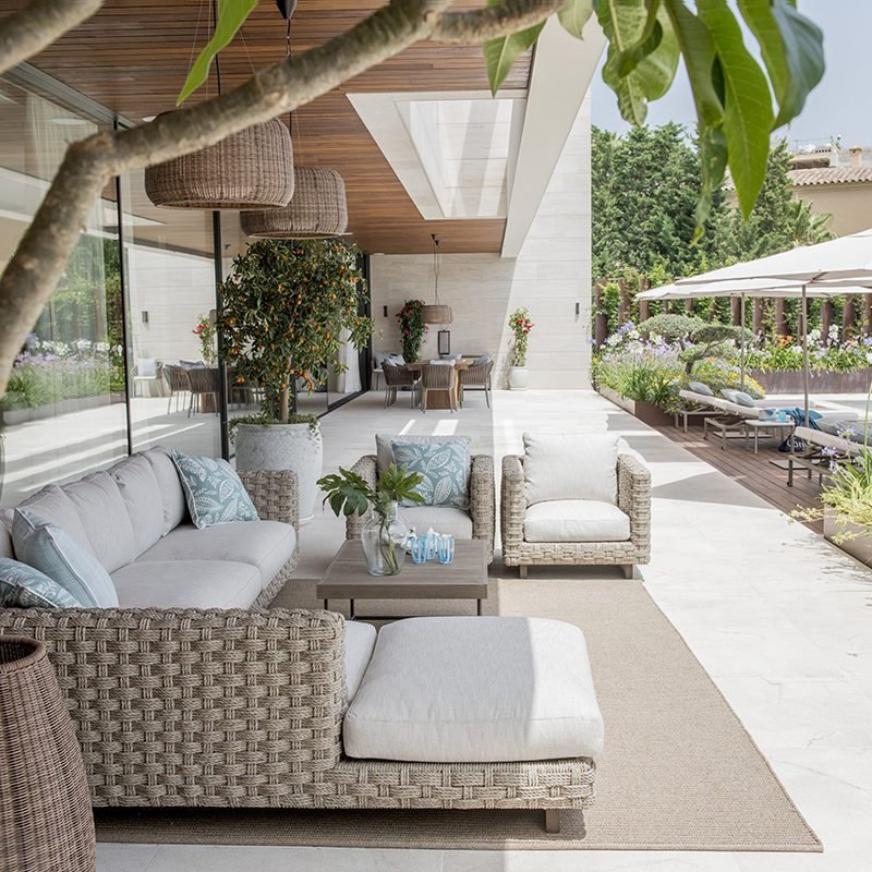 Terrassen-Lounge mit Garten in einer Villa auf Mallorca
