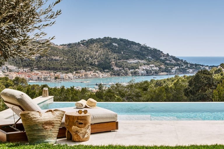 Poolterrasse mit Blick auf den Hafen von Puerto de Andratx, Mallorca