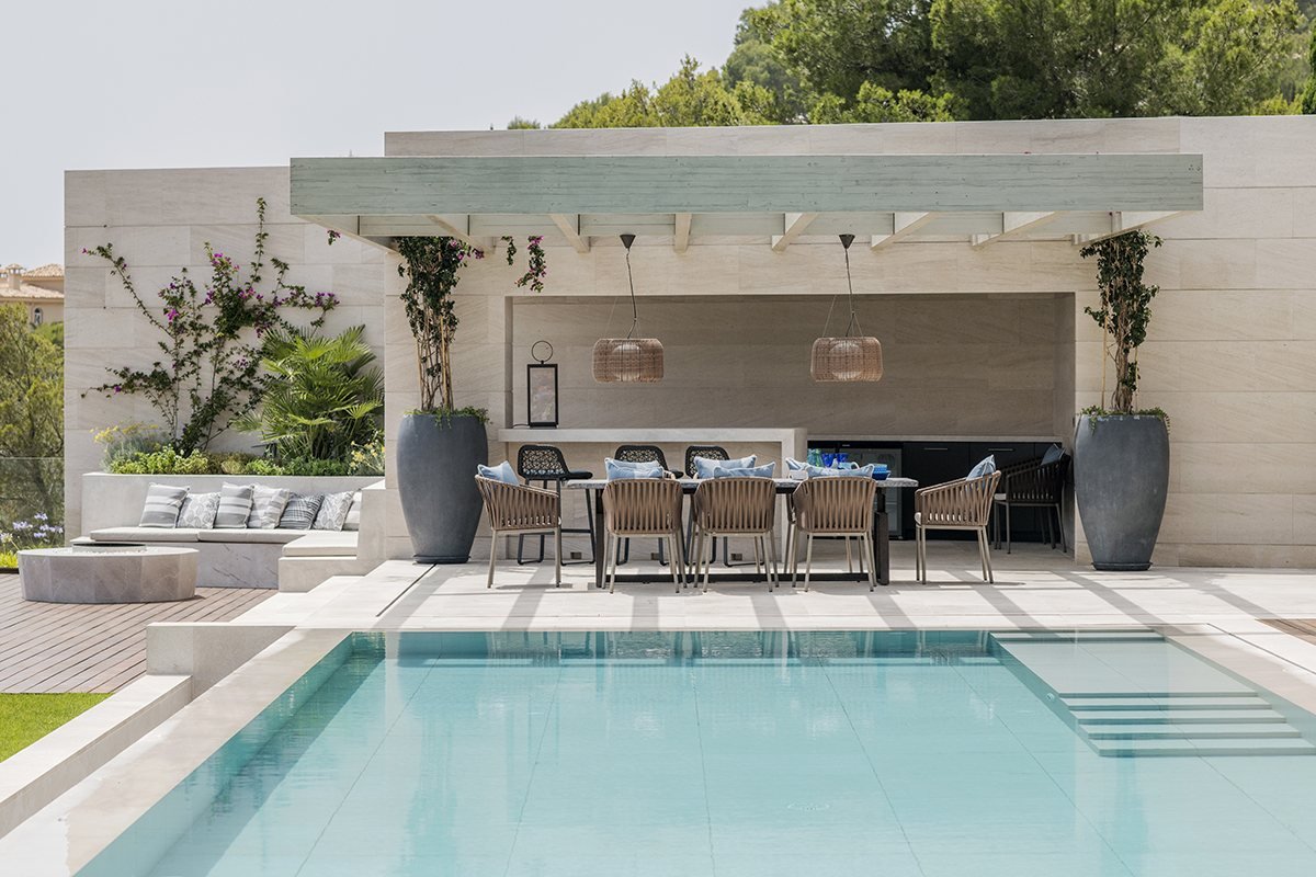 Pool mit Pergola und Essbereich im Freien in einer Villa auf Mallorca