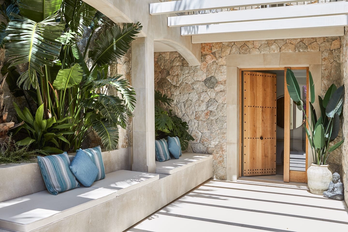 Villeneingang mit tropischen Gartenpflanzen auf Mallorca