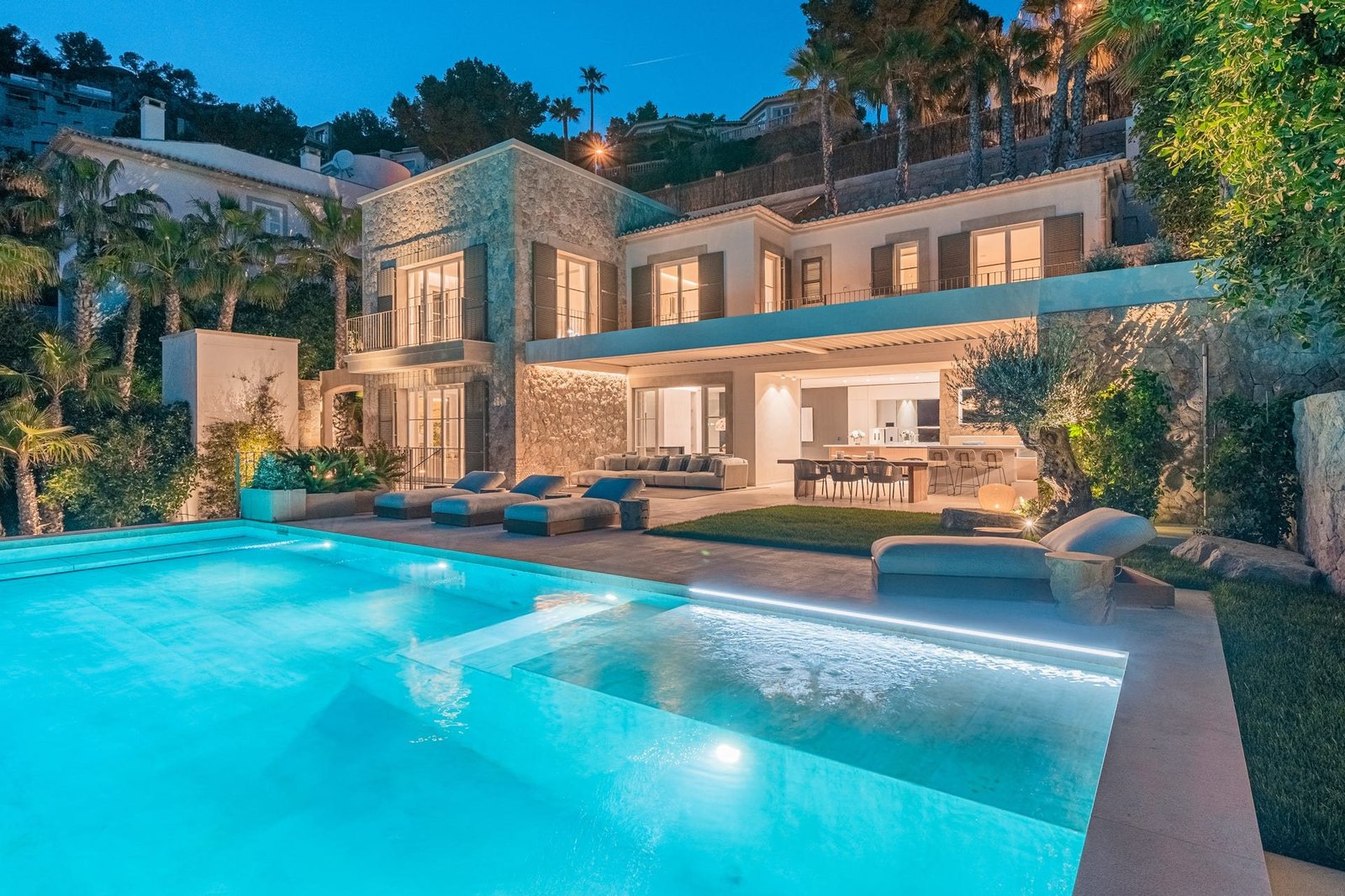 Pool und Garten einer Villa bei Nacht, Mallorca