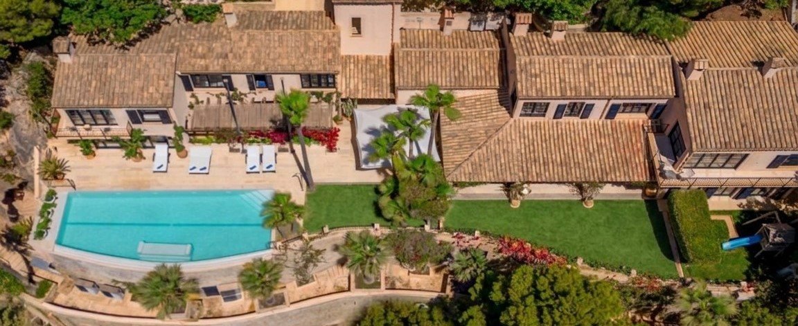 Luftaufnahme einer Villa mit Garten und Pool in Puerto de Andratx, Mallorca